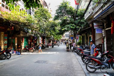 HANOI, VİETNAM - 28 Ağustos 2011 'de Hanoi, Vietnam' da sokağa park etmiş motosikletlerin görüntüsü. Motosikletler Vietnam 'da çok popüler ulaşım araçlarıdır..