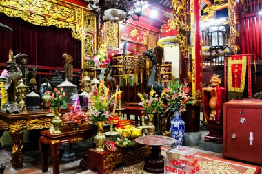 HOI, VİETNAM - 02 Eylül 2011 'de Hoi An, Vietnam' daki tapınağın içindeki sunak.