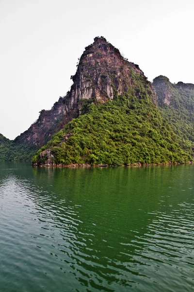 Cliff Rock Popular Halong Bay Vietnã Sudeste Asiático Unesco Património — Fotografia de Stock