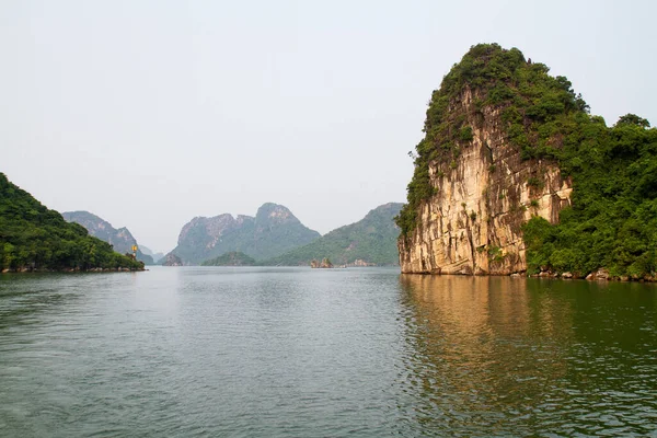 Popularne Skały Cliff Zatoce Halong Wietnam Azja Południowo Wschodnia Unesco — Zdjęcie stockowe