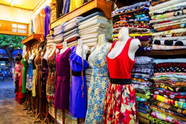 HOI, VİETNAM - SEPTEMBER 04, 2011: Hoi An, Vietnam 'da ölçülen kıyafetler.