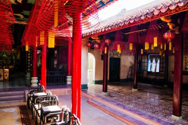 HANOI, VİETNAM - 29 Ağustos 2011 'de Hanoi, Vietnam' daki tapınağın içi.