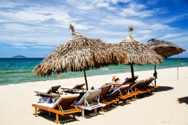 Hoi An, Vietnam 'daki plajda güneşli yataklar..