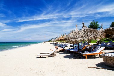Hoi An, Vietnam 'daki plajda güneşli yataklar..