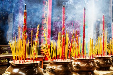 HO CHI MINH ŞEHRİ, VİETNAM - 18 Eylül 2011 'de Ho Chi Ming City, Vietnam' da tütsü ve daha büyük dua çubuklarıyla dolu bir Budist tapınağında vazolar. Ho Chi Minh şehri Saigon olarak da bilinir..