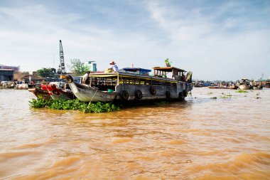 Mekong Nehri deltasındaki yüzen pazar. Cai Rang ve Cai Be pazarları yerel halk ve turistler arasında çok popüler..