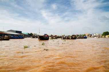 Mekong Nehri deltasındaki yüzen pazar. Cai Rang ve Cai Be pazarları yerel halk ve turistler arasında çok popüler..