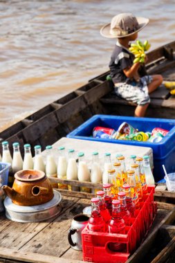 Can THO, VİETNAM - 14 SEP 2011: Çocuk Mekong Nehri deltasında yüzen pazarda. Cai Rang ve Cai Be pazarları yerel halk ve turistler arasında çok popüler..