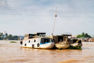 Mekong Nehri deltasındaki yüzen pazar. Cai Rang ve Cai Be pazarları yerel halk ve turistler arasında çok popüler..