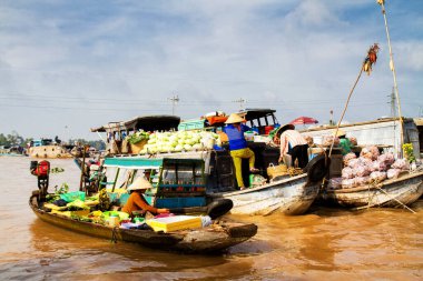 EDİTORİAL! Mekong Nehri deltasındaki yüzen pazar. Cai Rang ve Cai Be pazarları yerel halk ve turistler arasında çok popüler..