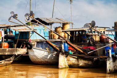 Mekong Nehri deltasındaki yüzen pazar. Cai Rang ve Cai Be pazarları yerel halk ve turistler arasında çok popüler..