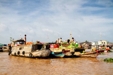 EDİTORİAL! Mekong Nehri deltasındaki yüzen pazar. Cai Rang ve Cai Be pazarları yerel halk ve turistler arasında çok popüler..
