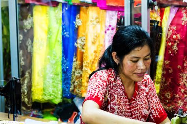 RATANAKIRI PROVINCE, CAMBODIA - 20 EYLÜL: Ratanakiri Eyaleti Kamboçya 'daki dikiş atölyesinde tanımlanamayan terzi.