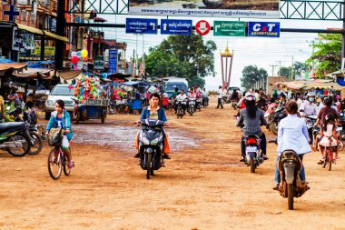 RATANAKIRI, CAMBODIA - 20 SEP: 20 Sep 2011 'de insanlar Ratanakiri, Kamboçya' da caddede araba kullanıyorlar. Scooterlar Kamboçya 'da çok popüler ulaşım araçlarıdır..