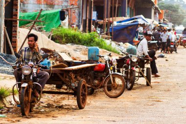 RATANAKIRI PROVINCE, CAMBODIA - 20 Eylül 2011: Ratanakiri Eyaleti, Kamboçya 'da kimliği belirsiz kişiler.