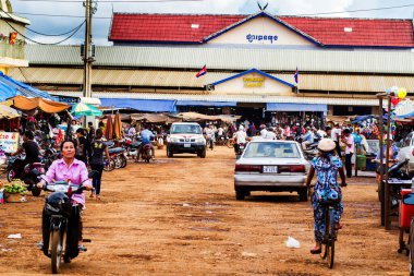 RATANAKIRI, CAMBODIA - 20 SEP: 20 Sep 2011 'de insanlar Ratanakiri, Kamboçya' da caddede araba kullanıyorlar. Scooterlar Kamboçya 'da çok popüler ulaşım araçlarıdır..