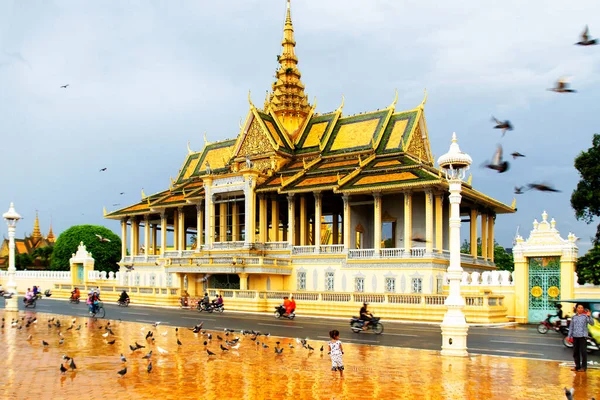 Phnom Penh Cambogia Setembro Palácio Real Complexo Edifícios Que Serve — Fotografia de Stock