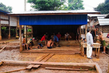 BOLAVEN PLATEAU, LAOS - 20 Eylül 2012 'de Laos, Bolaven Platosu' nda kimliği belirsiz çocuklar. Bolaven Platosu birçok çay ve kahve tarlasının kurulduğu bir bölgedir..