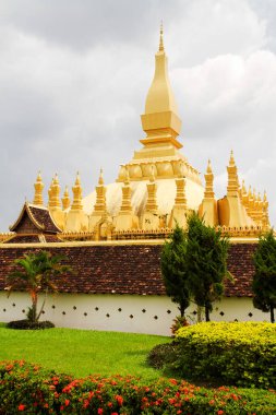 Pha Luang, Vientiane, Laos 'un merkezinde altın kaplı büyük bir Budist stupası..