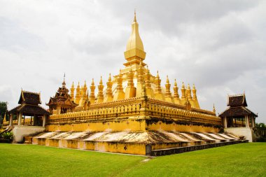 Pha Luang, Vientiane, Laos 'un merkezinde altın kaplı büyük bir Budist stupası..