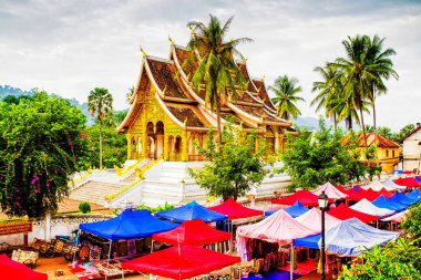 Laos, Luang Prabang Kraliyet Sarayı Müzesi 'ndeki tapınak..