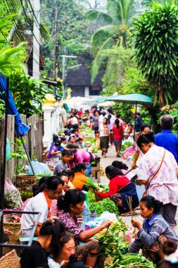 LUANG PRABANG, LAOS - 28 Eylül 2011 Luang Prabang, Laos caddelerinden birinde yol kenarı pazarı.