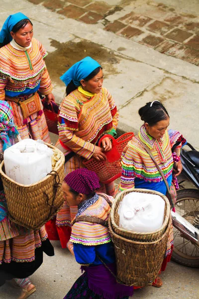 Bac Vietnam Wrzesień Niezidentyfikowane Kobiety Kwiatu Ethnic Minority People Rynku — Zdjęcie stockowe