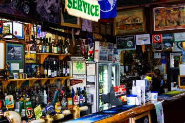 JAMEROO, AUSTRALIA - 20 Kasım 2013 'te Avustralya' nın Yeni Güney Galler kentindeki Jamberoo Pub 'ın içi. Pub, Johnyy Warren (futbolcu) hatıralarıyla ünlüdür..