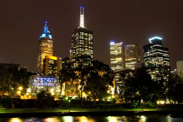 メルボルン オーストラリア 12月03日 2013年12月3日の夜に オーストラリアのメルボルンで ヤラ川からのフリンダー駅とメルボルンCbdナイトパノラマ ヤラに沿って照明は認識可能なビューを作る — ストック写真