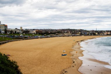 Bulutlu ve yağmurlu bir günde Bondi plajı, Sydney, Avustralya