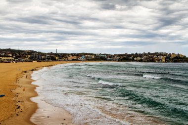 Bulutlu ve yağmurlu bir günde Bondi plajı, Sydney, Avustralya