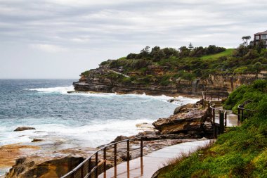 Bu görüntü Bondi Sahili 'nin Bronte Walk, Sydney, Avustralya manzarasını gösteriyor.