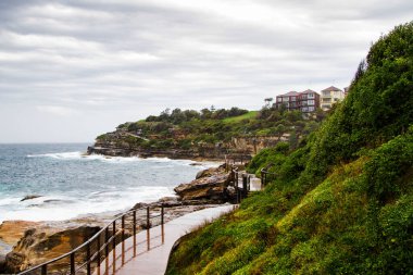 Bu görüntü Bondi Sahili 'nin Bronte Walk, Sydney, Avustralya manzarasını gösteriyor.