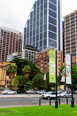 SYDNEY, AUSTRALIA - NOV 19: 19 Kasım 2013 'te Sydney, Avustralya' da kalabalık araçlar yolda gidip geliyor. İş çıkış saatinde, Sydney CBD bölgesinde yolu kullanan 350.000 'den fazla araba var..