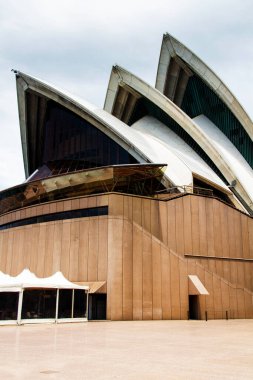 SydNEY - 23 Kasım 2013 'te Sydney Opera Binası manzaralı Sydney, Avustralya. The Landmark ünlü bir sanat merkezidir. 1973 yılında Danimarkalı mimar Jorn Utzon tarafından tasarlanmıştır..