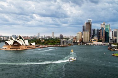 SydNEY - NOV 21: Sydney ve Harbor 'un 24 Kasım 2013' te Sidney, Avustralya 'da görülmesi. Sydney 'i her yıl 10 milyondan fazla turist ziyaret ederek dünyanın en iyi turizm merkezlerinden biri haline getiriyor..