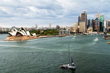SydNEY - NOV 21: Sydney ve Harbor 'un 24 Kasım 2013' te Sidney, Avustralya 'da görülmesi. Sydney 'i her yıl 10 milyondan fazla turist ziyaret ederek dünyanın en iyi turizm merkezlerinden biri haline getiriyor..
