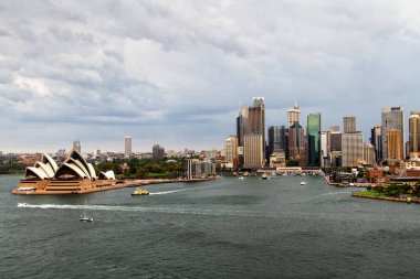 SydNEY - NOV 21: Sydney ve Harbor 'un 24 Kasım 2013' te Sidney, Avustralya 'da görülmesi. Sydney 'i her yıl 10 milyondan fazla turist ziyaret ederek dünyanın en iyi turizm merkezlerinden biri haline getiriyor..
