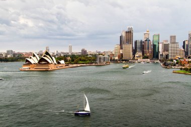 SydNEY - NOV 21: Sydney ve Harbor 'un 24 Kasım 2013' te Sidney, Avustralya 'da görülmesi. Sydney 'i her yıl 10 milyondan fazla turist ziyaret ederek dünyanın en iyi turizm merkezlerinden biri haline getiriyor..