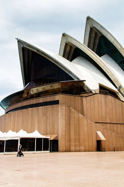 SydNEY - 23 Kasım 2013 'te Sydney Opera Binası manzaralı Sydney, Avustralya. The Landmark ünlü bir sanat merkezidir. 1973 yılında Danimarkalı mimar Jorn Utzon tarafından tasarlanmıştır..