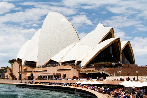 Sydney 11月23日 シドニー オペラハウスビュー2013年11月23日にオーストラリアのシドニーで ランドマークは有名な芸術センターです デンマークの建築家ホルン ウッツォンによって設計され 最終的に1973年にオープンしました — ストック写真