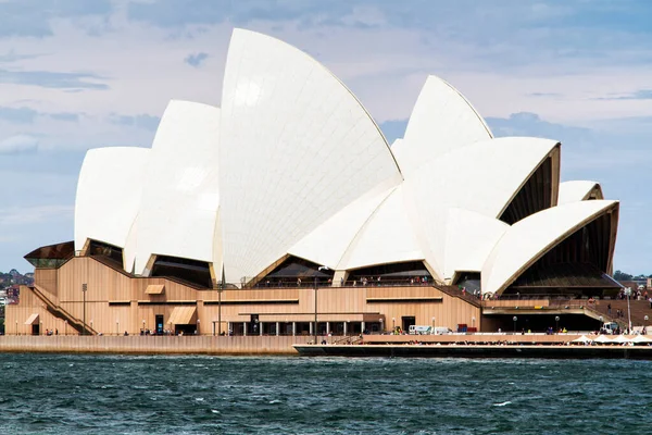 SydNEY - 23 Kasım 2013 'te Sydney Opera Binası manzaralı Sydney, Avustralya. The Landmark ünlü bir sanat merkezidir. 1973 yılında Danimarkalı mimar Jorn Utzon tarafından tasarlanmıştır..
