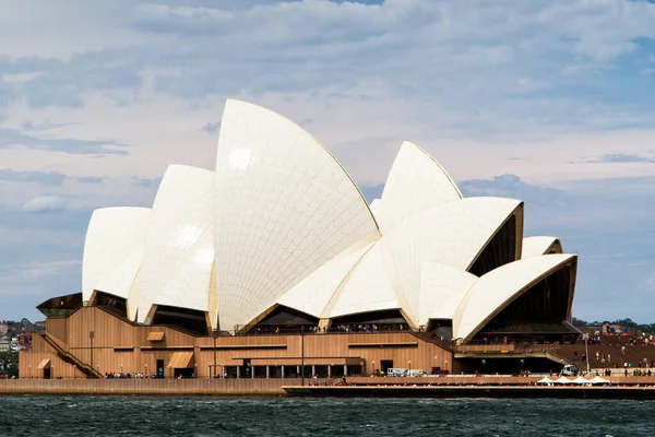 SydNEY - 23 Kasım 2013 'te Sydney Opera Binası manzaralı Sydney, Avustralya. The Landmark ünlü bir sanat merkezidir. 1973 yılında Danimarkalı mimar Jorn Utzon tarafından tasarlanmıştır..
