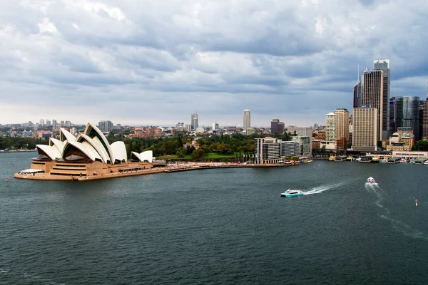 SydNEY - NOV 21: Sydney ve Harbor 'un 24 Kasım 2013' te Sidney, Avustralya 'da görülmesi. Sydney 'i her yıl 10 milyondan fazla turist ziyaret ederek dünyanın en iyi turizm merkezlerinden biri haline getiriyor..