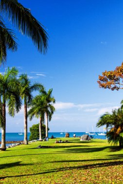Airlie plajı kıyısı, Queensland, Avustralya. Airlie Sahili, Büyük Set Resifi ve Whitdays 'in kalkış noktalarından biridir..