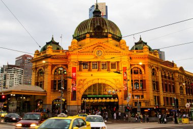 Flinders Caddesi Tren İstasyonu Melbourne 'un en büyük simgesidir.