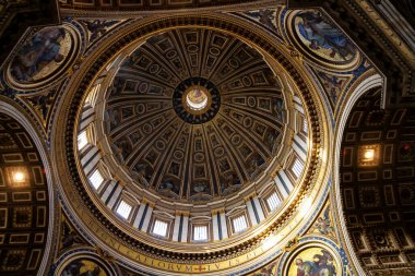 ROME - 10 HAZİRAN: 10 Ocak 2013 'te Roma, İtalya' da kapalı St. Peter Bazilikası. Aziz Peter Bazilikası yakın zamana kadar dünyanın en büyük Hıristiyan kilisesi olarak kabul ediliyordu.