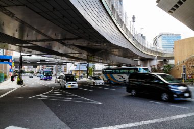 OSAKA, JAPONYA - 12 Ocak 2013 'te Osaka, Japonya' da sürücüler yoğun trafikte hareket ediyor. Kişi başına 589 araçla Japonya, dünya çapında yoğun trafiğe yol açan çoğu motorlu ülke arasında yer alıyor..