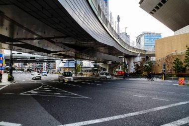 OSAKA, JAPONYA - 12 Ocak 2013 'te Osaka, Japonya' da sürücüler yoğun trafikte hareket ediyor. Kişi başına 589 araçla Japonya, dünya çapında yoğun trafiğe yol açan çoğu motorlu ülke arasında yer alıyor..