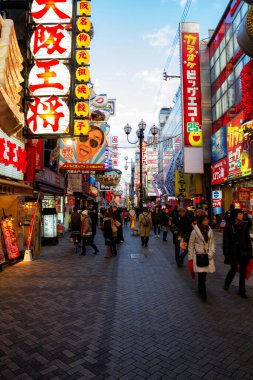 OSAKA - 13 Ocak 2013 'te Japonya' nın Osaka kentinde Dotonbori. 1612 yılına kadar uzanan geçmişiyle, Osaka 'nın şu anda çok sayıda restoranın bulunduğu başlıca turizm beldelerinden biri..